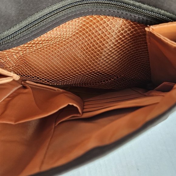 Travelon Quilted Microfiber Brown Shoulder Bag with accessories - Picture 9 of 13